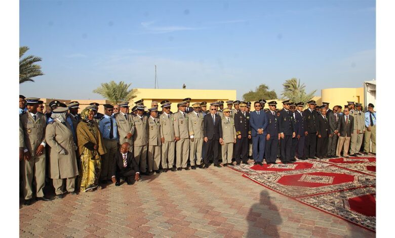 صورة وزير الداخلية يوشح عدداً من الإداريين والضباط بمناسبة الذكرى الـ64 للاستقلال الوطني