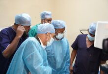 صورة وزير الصحة يتفقد أول عملية جــراحــة انفصــال الشبكيـة في مــوريتـانيـا