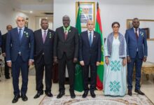 صورة رئيس الجمهورية يكرم رئيس مفوضية الاتحاد الافريقي ومجوعة من كبار موظفي الاتحاد