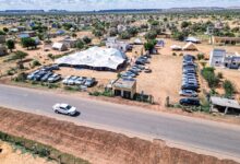 صورة ولد الشيخ الغزواني وحرمه  يلبيان دعوة وزير الثقافة في مسقط رأسه