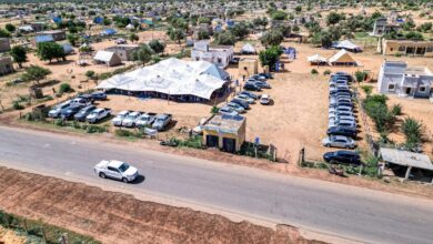 صورة ولد الشيخ الغزواني وحرمه  يلبيان دعوة وزير الثقافة في مسقط رأسه