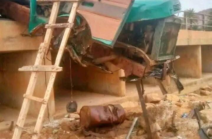 صورة وقوع حادث سير مروع قرب مدينة الغايرة ونجاة السائق ومساعده بأعجوبة