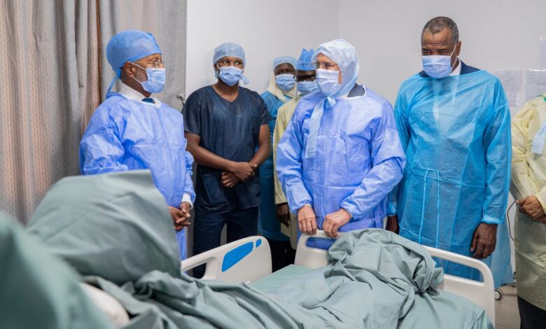 صورة رئيس الجمهورية يتفقد مرضى خضعوا لعمليات زراعة كِلى ناجحة