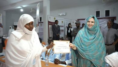 صورة وزيرة التجارة والسياحة تشرف على اختتام دورة تكوينية في الفندقة بمدينة لعيون