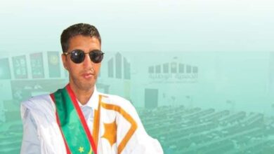 صورة برلماني يسخر من زميله الذي فجر قصة مثيرة عن المرضى والسفارة في تونس