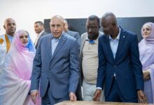 صورة رئيس الجمهورية يتفقد مدرسة الجديدة في نواكشوط الغربية