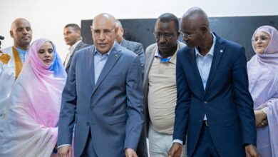 صورة رئيس الجمهورية يتفقد مدرسة الجديدة في نواكشوط الغربية