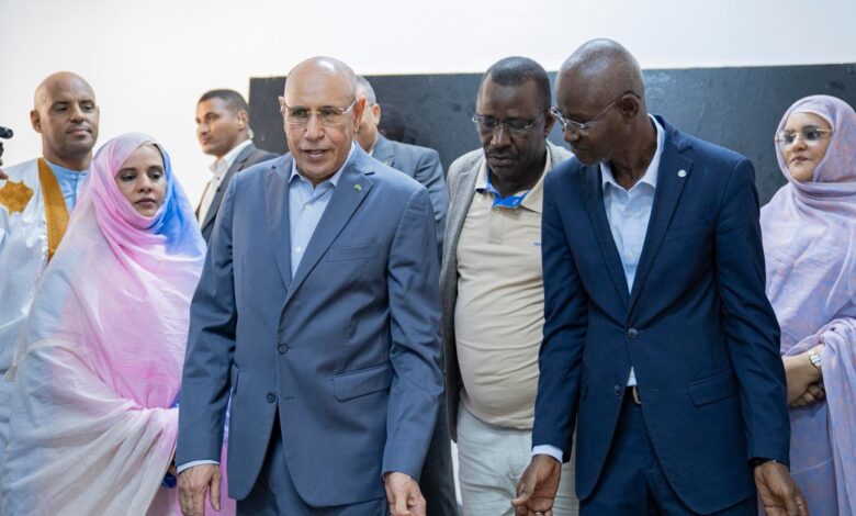 صورة رئيس الجمهورية يتفقد مدرسة الجديدة في نواكشوط الغربية