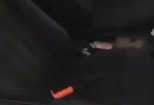 صورة سيارة فيها طلقات من الرصاص وعليها آثار الدماء تثير مخاوف سكان أحد أحياء توجنين