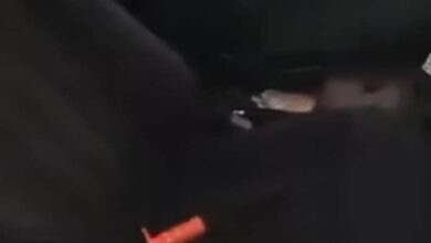 صورة سيارة فيها طلقات من الرصاص وعليها آثار الدماء تثير مخاوف سكان أحد أحياء توجنين