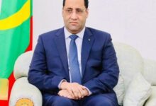 صورة الوزير الأول يصل العاصمة الإماراتية أبوظبي