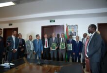 صورة اتفاقية لبناء وتشغيل محطة كهربائية جديدة تعمل بالطاقة الشمسية والهوائية بإستثمار يناهز 300 مليون دولار