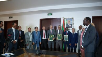 صورة اتفاقية لبناء وتشغيل محطة كهربائية جديدة تعمل بالطاقة الشمسية والهوائية بإستثمار يناهز 300 مليون دولار