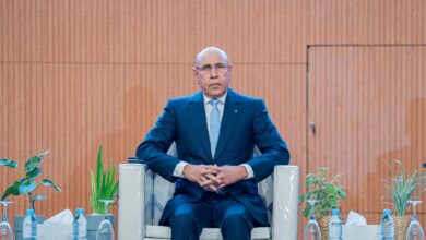 صورة رئيس الجمهورية يشرف على تدشين محطة لإزالة الطمي في بني نعجي