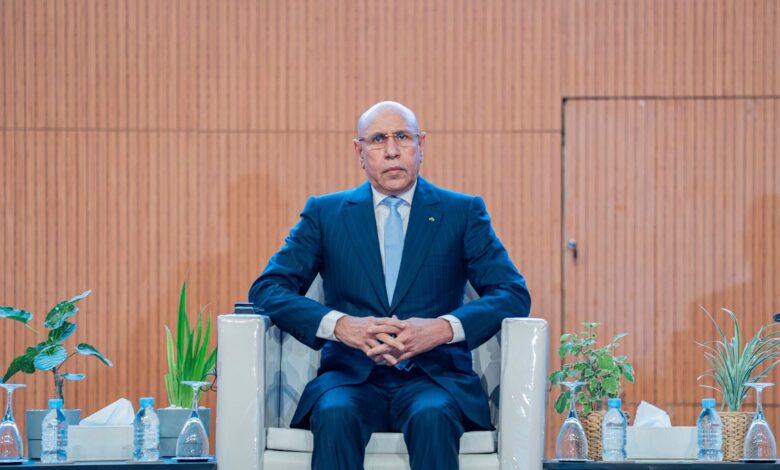 صورة رئيس الجمهورية يشرف على تدشين محطة لإزالة الطمي في بني نعجي