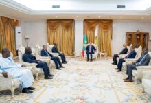 صورة رئيس الجمهورية يستقبل وفدا من وكالة الملاحة الإفريقية