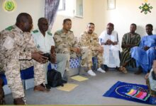 صورة وفد عسكري يقدم واجب العزاء في وفاة مساعد أول موسي جبريل صال