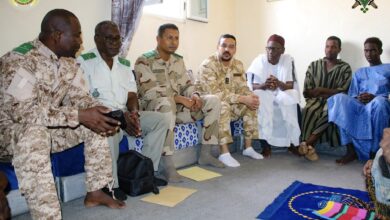 صورة وفد عسكري يقدم واجب العزاء في وفاة مساعد أول موسي جبريل صال