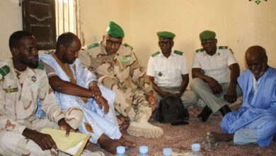 صورة وفد عسكري يقدم واجب العزاء في وفاة رقيب أخيارهم محمد