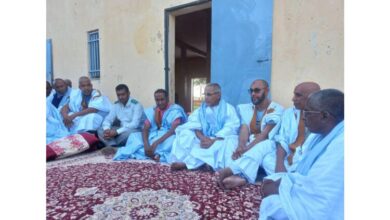 صورة والي لعصابه يقدم واجب العزاء لأسرة أهل سيدي يحي