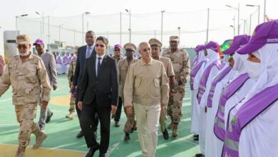 صورة وزير الدفاع رفقة وزير تمكين الشباب  يتفقد مستوي تكوين متطوعي الخدمة المدنية