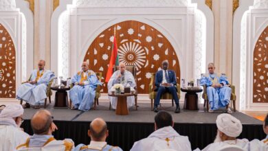 صورة رئيس الجمهورية يلتقي عددا من أفراد الجالية الموريتانية في قطر