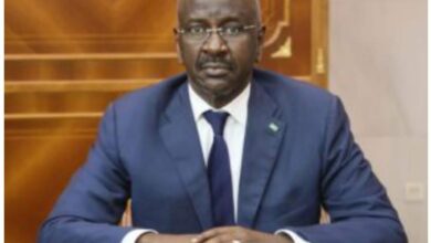 صورة وزيرالشؤون الخارجية  لنلتف خلف صاحب الفخامة حماية للإنجازات: