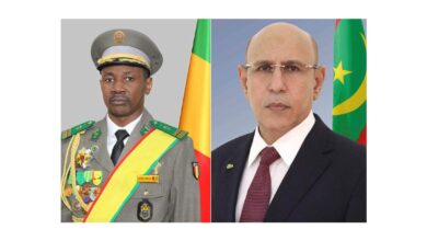 صورة رئيس الجمهورية يهنئ رئيس السلطة الانتقالية رئيس الدولة بجمهورية مالي