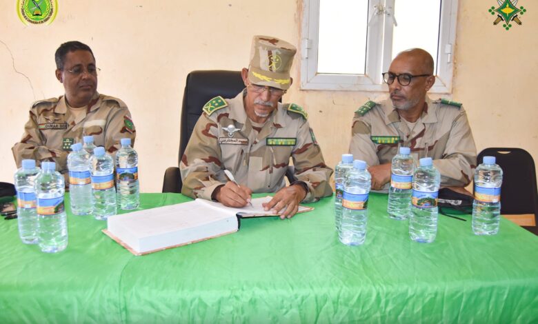 صورة قائد الأركان العامة للجيوش المساعد يشرف على تبادل المهام بالمنطقة العسكرية السابعة