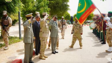 صورة قائد الأركان العامة للجيوش يشرف على تبادل المهام في كلية الدفاع