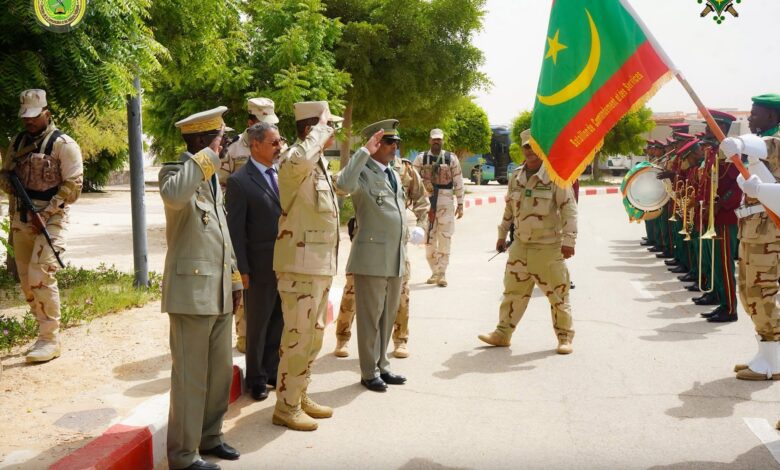 صورة قائد الأركان العامة للجيوش يشرف على تبادل المهام في كلية الدفاع