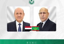 صورة رئيس الجمهورية يهنئ فخامة الدكتور رشاد العليمي رئيس مجلس القيادة الرئاسي اليمني