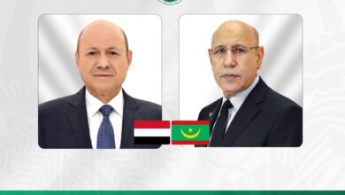 صورة رئيس الجمهورية يهنئ فخامة الدكتور رشاد العليمي رئيس مجلس القيادة الرئاسي اليمني