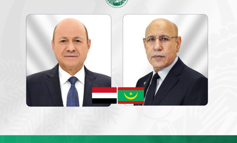 صورة رئيس الجمهورية يهنئ فخامة الدكتور  رشاد العليمي رئيس مجلس القيادة الرئاسي اليمني