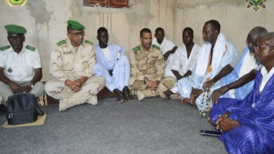 صورة وفد عسكري يقدم واجب العزاء في وفاة ضابط صف البو ولد زايد