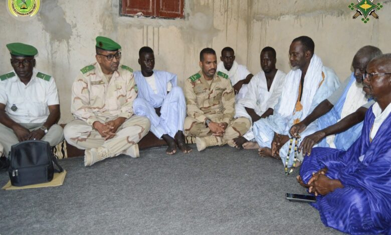 صورة وفد عسكري يقدم واجب العزاء في وفاة ضابط صف البو ولد زايد