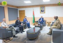 صورة وزير الدفاع يستقبل مسؤولا فرنسيا رفيع المستوى