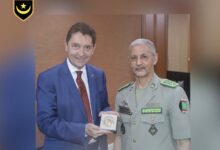 صورة المدير العام للأمن الوطني يستقبل السناتير ممثل الفرنسيين خارج فرنسا.