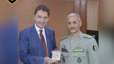 صورة المدير العام للأمن الوطني يستقبل السناتير ممثل الفرنسيين خارج فرنسا.