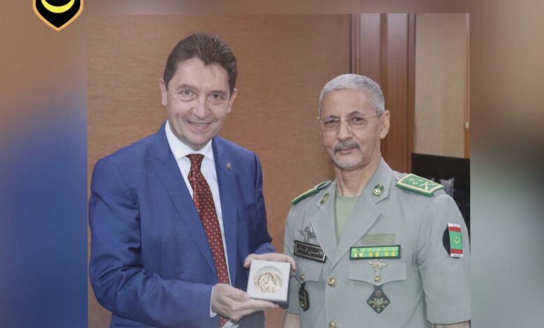 صورة المدير العام للأمن الوطني يستقبل السناتير ممثل الفرنسيين خارج فرنسا.