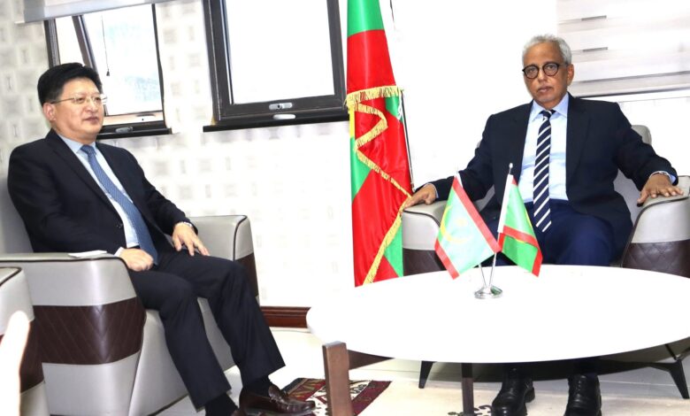 صورة وزير الشؤون الاقتصادية يبحث مع السفير الصيني تعزيز التعاون الثنائي