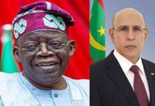 صورة رئيس الجمهورية يهنئ نظيره النيجيري بمناسبة احتفال بلاده بعيدها الوطني