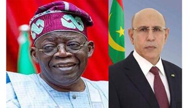 صورة رئيس الجمهورية يهنئ نظيره النيجيري بمناسبة احتفال بلاده بعيدها الوطني