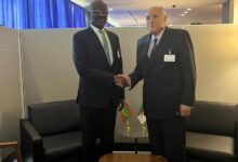 صورة وزير الشؤون الخارجية يلتقي نظيره الجزائري