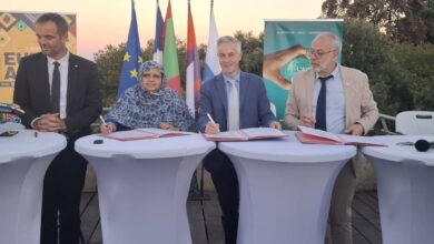 صورة رئيسة جهة نواكشوط توقع اتفاقية منحة بحدود ملياري أوقية قديمة