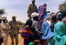 صورة الجيش الوطني يجلي عددا من الأسر المهددة بالفيضانات في بابابي