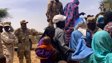 صورة الجيش الوطني يجلي عددا من الأسر المهددة بالفيضانات في بابابي