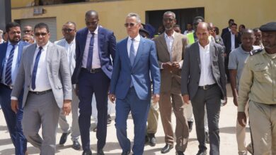 صورة وزير الصيد والبنى التحتية البحرية والمينائية يزور عدداً من المؤسسات التابعة للقطاع