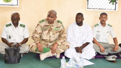 صورة وفد عسكري يؤدي واجب العزاء في وفاة جندي احمد عبد الوهاب عيسى