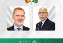 صورة رئيس الجمهورية يهنئ ملك إسبانيا بمناسبة احتفال بلاده بعيدها الوطني.